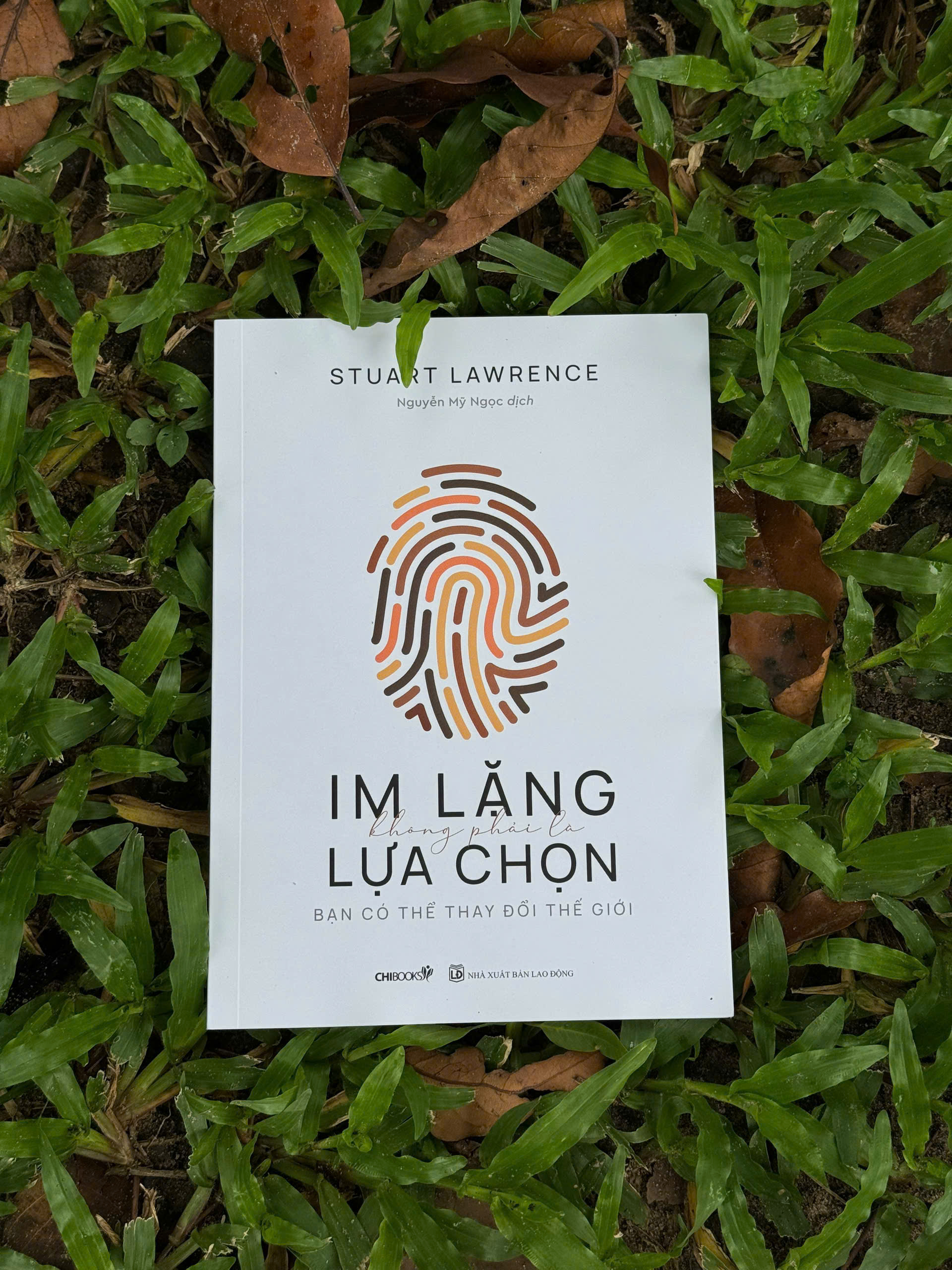 Cuốn sách "Im lặng không phải là lựa chọn" của tác giả Stuart Lawrence do Chibooks phát hành năm 2024.